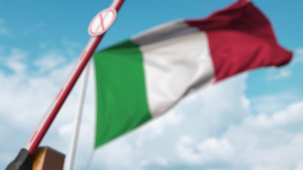 Boom barrière sluiten met stop immigratie teken tegen de Italiaanse vlag. Beperkte grensoverschrijding of immigratieverbod in Italië — Stockvideo