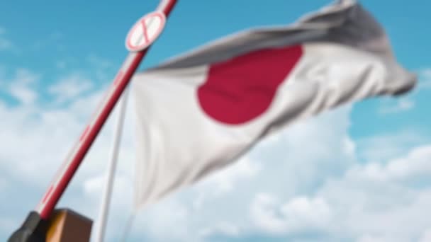 日本の国旗を背景に、出入国管理標識のないバリアゲートが閉鎖されています。日本の制限国境の交差点又は入国禁止 — ストック動画