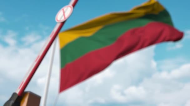 Sluitingsboom barrière met stop immigratie teken tegen de Litouwse vlag. Beperkte grensoverschrijding of immigratieverbod in Litouwen — Stockvideo