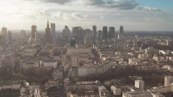 Skyline de Varsovia en un día parcialmente nublado, vista aérea. Polonia — Foto de Stock