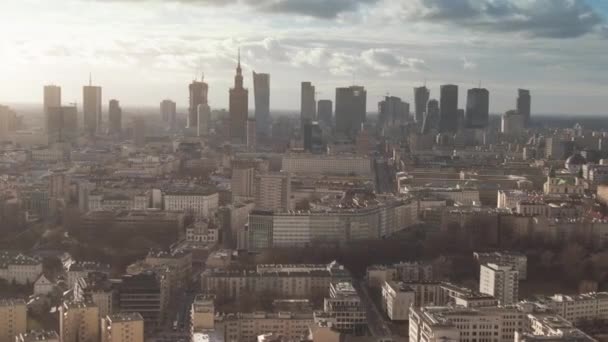 Skyline de Varsovia en un día parcialmente nublado, vista aérea. Polonia — Vídeos de Stock