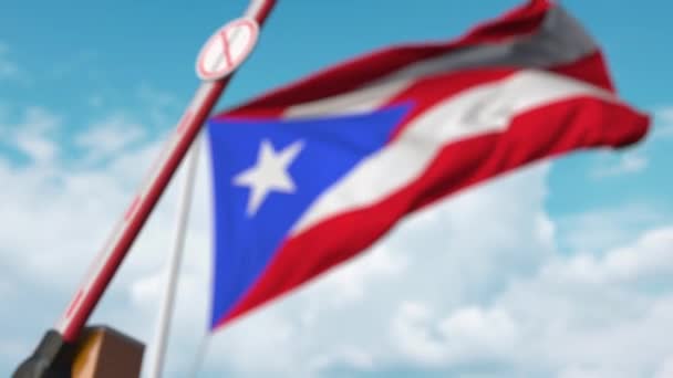 Het sluiten van boom barrière met stop immigratie teken tegen de Puerto Ricaanse vlag. Grenssluiting of immigratieverbod in Puerto rico — Stockvideo