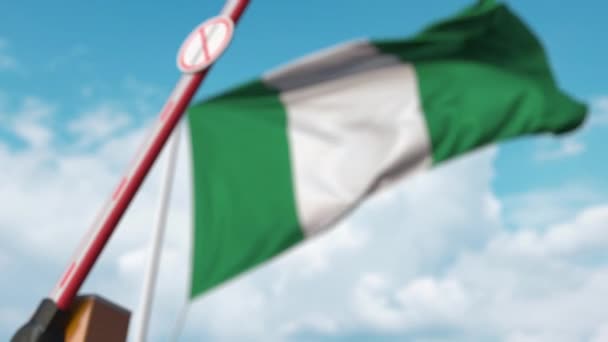 Cerrando la barrera del boom con señal de detención de inmigración contra la bandera nigeriana. Cruce fronterizo restringido o prohibición de inmigración en Nigeria — Vídeo de stock
