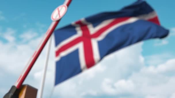 Gesloten boem poort zonder immigratie bord op de IJslandse vlag achtergrond. Grenssluiting of immigratieverbod in IJsland — Stockvideo