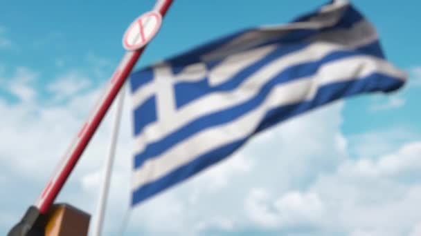Закрытые ворота без иммиграционного знака на фоне греческого флага. Закрытие границы или иммиграционный запрет в Греции — стоковое видео