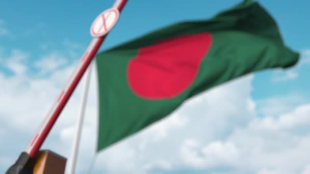 Παρεμπόδιση εισόδου χωρίς πινακίδα μετανάστευσης κλειστή με φόντο τη σημαία του Μπανγκλαντές. Μπαγκλαντές: Κλείσιμο συνόρων ή απαγόρευση μετανάστευσης — Αρχείο Βίντεο