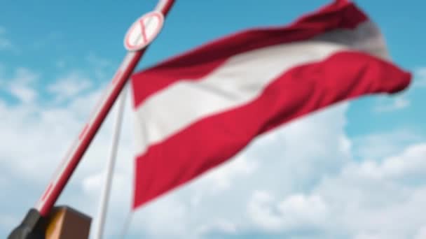 Stengt bomport uten innvandringsskilt på østerriksk flaggbakgrunn. Grensestenging eller innreiseforbud i Østerrike – stockvideo