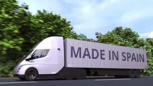 Camión semirremolque eléctrico moderno con texto MADE IN SPAIN en el lateral. Animación 3D loopable relacionada con la importación o exportación española — Vídeo de stock