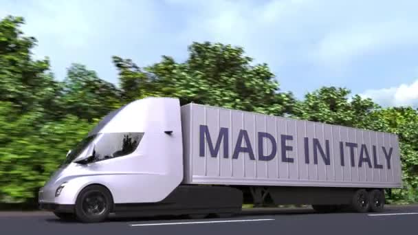 Camion semi-remorcă electric modern cu text MADE IN ITALY pe lateral. Italiană de import sau export legate de animație 3D loopable — Videoclip de stoc