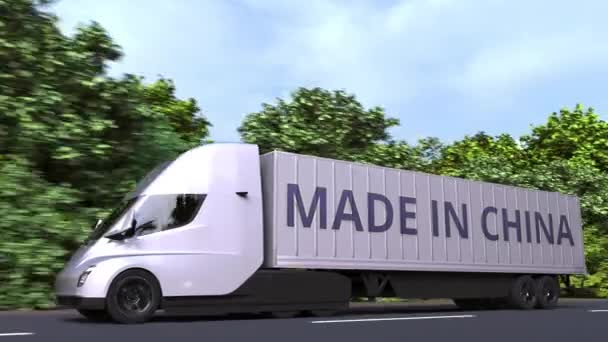 Modern elektromos félpótkocsi a Made In China szöveggel az oldalán. Kínai importtal vagy exporttal kapcsolatos hurokkal kapcsolatos 3D animáció — Stock videók