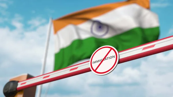 Барьерные ворота без иммиграционного знака закрываются с флагом Индии в качестве фона. Индийское закрытие границы или иммиграционный запрет. 3D рендеринг — стоковое фото