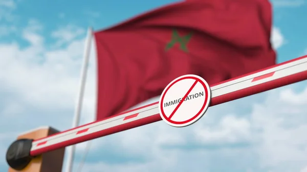 Barrière fermée avec panneau stop immigration contre le drapeau marocain. Restrictions au franchissement des frontières ou interdiction d'immigration au Maroc. rendu 3D — Photo