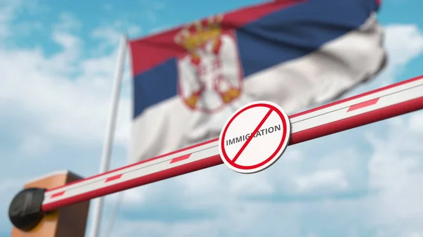 Gesloten boom barrière met stop immigratie teken tegen de Servische vlag. Beperkte grensoverschrijding of immigratieverbod in Servië. 3d destructie — Stockfoto