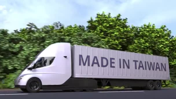 Camión semirremolque eléctrico moderno con texto MADE IN TAIWAN en el lateral. Animación 3D loopable relacionada con la importación o exportación de Taiwán — Vídeos de Stock