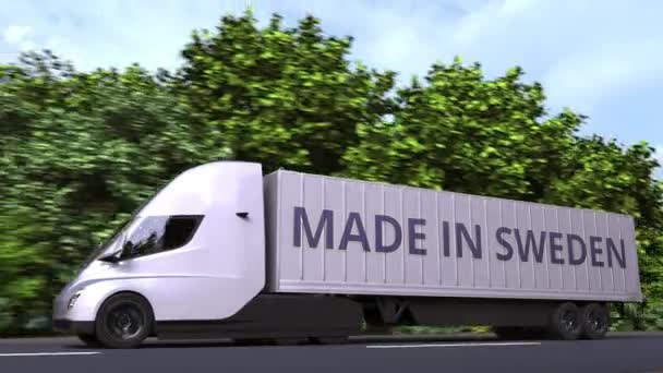 Camión remolque con texto SUECIA MADE IN en el lateral. Animación 3D loopable relacionada con la importación o exportación de Suecia — Vídeo de stock