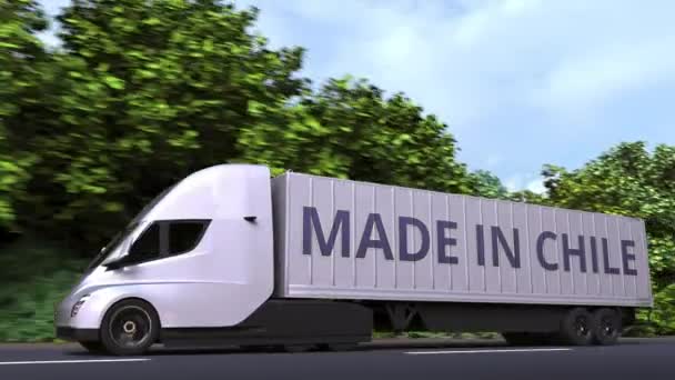 Camion semi-remorque électrique moderne avec texte MADE IN CHILE sur le côté. Animation 3D bouclable liée à l'importation ou à l'exportation chilienne — Video