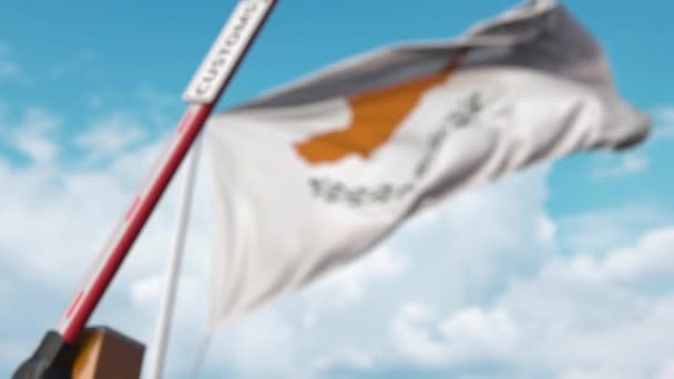 キプロス旗に対する税関標識でブームバリアを閉じます。キプロスの国境閉鎖または保護関税 — ストック動画
