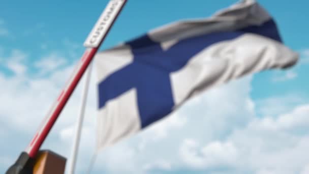 Uzavření bariéry s celní značkou proti finské vlajce. Uzavření hranic nebo ochranné sazby ve Finsku — Stock video