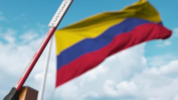 Gesloten giek hek met Douanebord op de Colombiaanse vlag achtergrond. Afsluitings- of beschermingstarieven in Colombië — Stockvideo