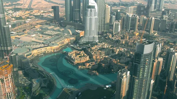 Dubai, United Arab Emirates - 30 грудня 2019. Вид з повітря на знаменитий Dubai Mall в передмісті міста цитоскейп — стокове фото