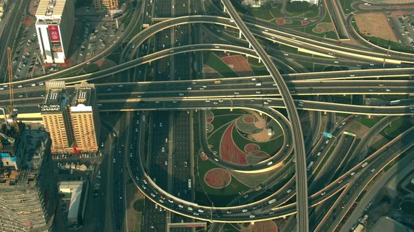 阿拉伯联合酋长国迪拜- 2019年12月30日。迪拜市区一个繁忙的城市道路交汇处的空中景观 — 图库照片