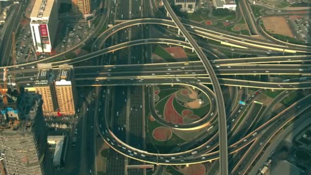 Dubai, Verenigde Arabische Emiraten - 30 december 2019. Luchtfoto van een drukke verkeersknooppunt in Dubai Downtown — Stockvideo