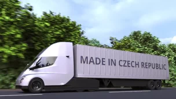 Nowoczesna naczepa elektryczna z tekstem Made In Czech Republic na boku. animacja 3D związana z importem lub eksportem — Wideo stockowe