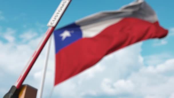 Бар'єрні ворота з знаком митниці закриті з прапором Чилі як тло. Закриття чилійського кордону або захисні тарифи — стокове відео