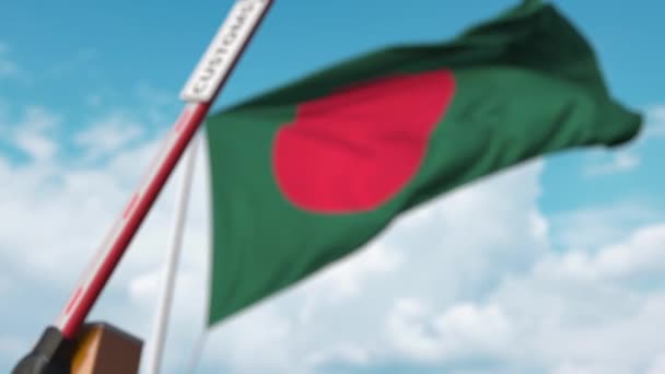 Barrièrepoort met douaneteken wordt gesloten met de vlag van Bangladesh als achtergrond. Sluiting van de grenzen of vrijwaringstarieven — Stockvideo
