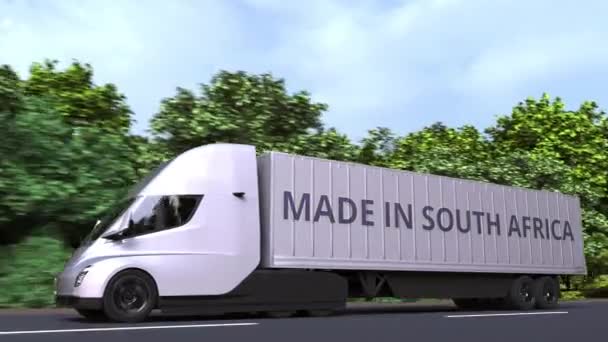 Camión semirremolque eléctrico moderno con texto MADE IN SOUTH AFRICA en el lateral. animación 3D loopable relacionada con la importación o exportación — Vídeos de Stock