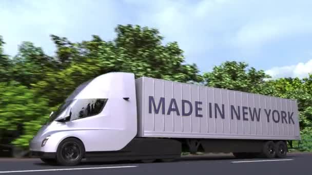 Camión semirremolque eléctrico moderno con texto MADE IN NEW YORK en el lateral. animación 3D loopable relacionada con la importación o exportación — Vídeo de stock