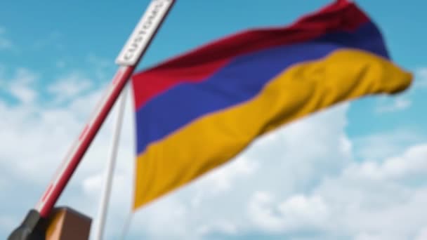 Barrièrepoort met douaneteken gesloten met de vlag van Armenië als achtergrond. Afsluiting van de Armeense grens of beschermende tarieven — Stockvideo