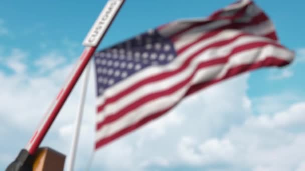 Cerrando la barrera del boom con el cartel de ADUANAS contra la bandera estadounidense. Cierre de fronteras o tarifas de protección en los EE.UU. — Vídeo de stock