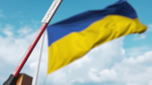 税関とのバリアゲートは、背景としてウクライナの国旗で閉鎖されています。ウクライナの制限された国境の交差や保護関税 — ストック動画