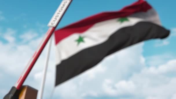Fechado portão boom com sinal CUSTOMS no fundo da bandeira síria. Limitação da passagem das fronteiras ou das tarifas de protecção na Síria — Vídeo de Stock