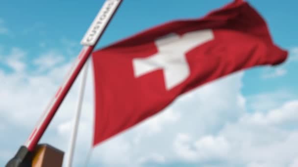 Cerrando la barrera del boom con el cartel de ADUANAS contra la bandera suiza. Cruce fronterizo restringido o tarifas de protección en Suiza — Vídeos de Stock
