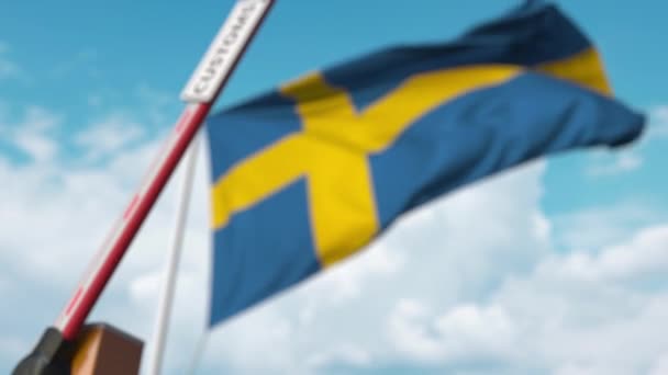 Fechando barreira boom com CUSTOMS assinar contra a bandeira sueca. Limitação da passagem das fronteiras ou das tarifas de protecção na Suécia — Vídeo de Stock
