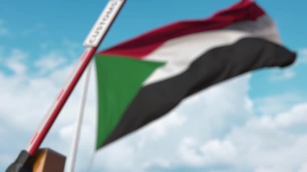 Porte à flèche fermée avec panneau DOUANIER sur le fond du drapeau soudanais. Franchissement des frontières restreint ou tarifs protecteurs au Soudan — Video