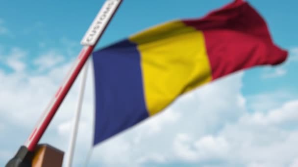 Puerta de pluma cerrada con letrero ADUANAS en el fondo de la bandera rumana. Cierre de fronteras o tarifas de protección en Rumanía — Vídeo de stock