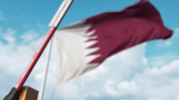 Barrièrepoort met Douanebord wordt gesloten met de vlag van Qatar als achtergrond. Qatari Border closure of beschermende tarieven — Stockvideo