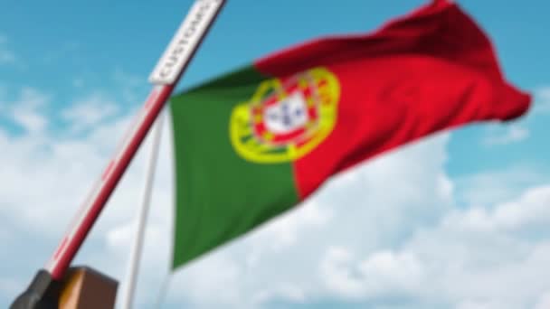 Stängd bom grind med tullskylt på den portugisiska flaggan bakgrund. Nedläggning av gränser eller skyddstullar i Portugal — Stockvideo