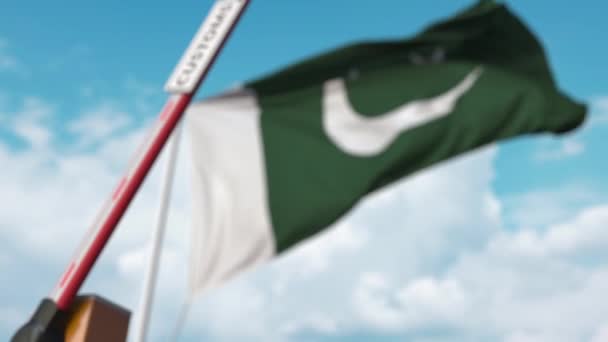 Barrièrepoort met douaneteken wordt gesloten met de vlag van Pakistan als achtergrond. Pakistaanse grenssluitings- of beschermingstarieven — Stockvideo