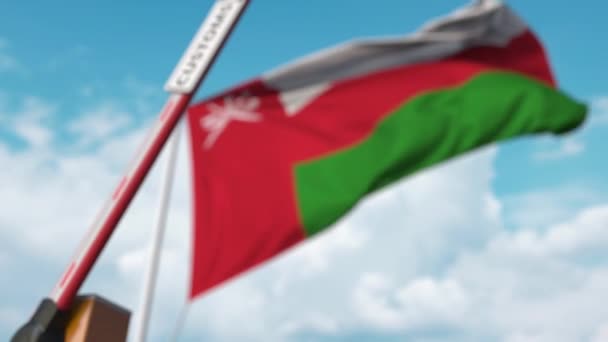 Boom barrière met douane teken tegen de Omani vlag. Afsluitings- of beschermingstarieven aan de grens in Oman — Stockvideo