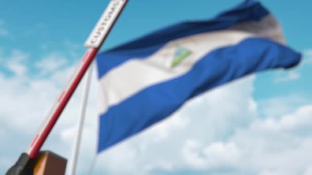 Porte barrière avec panneau DOUANIER fermé avec drapeau du Nicaragua comme arrière-plan. Tarifs nicaraguayens restreints de franchissement des frontières ou de protection — Video