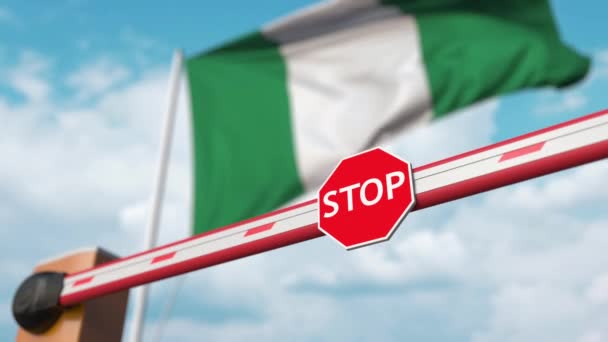 Otwieram barierę boom ze znakiem stopu przed nigeryjską flagą. Swobodne przekraczanie granicy lub zniesienie zakazu w Nigerii — Wideo stockowe