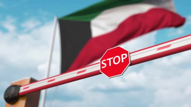 Öffnung der Schranke mit Stoppschild gegen die kuwaitische Flagge. Freier Grenzübertritt oder Aufhebung des Verbots in Kuwait — Stockvideo