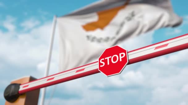 Barrera de apertura con señal de stop contra la bandera chipriota. Entrada libre o levantamiento de una prohibición en Chipre — Vídeo de stock