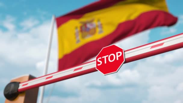Barrièrepoort wordt geopend met de vlag van Spanje als achtergrond. Spaanse Vrije grensovergang of opheffing van een verbod — Stockvideo