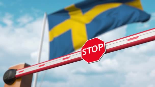 Відкриття бар'єру з знаком "Стоп" проти шведського прапора. Вільний перетин кордону або зняття заборони в Швеції. — стокове відео