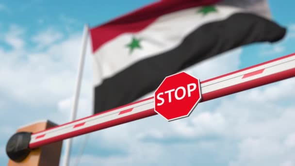 Open boom gate op de Syrische vlag achtergrond. Vrije grensoverschrijding of opheffing van een verbod in Syrië — Stockvideo